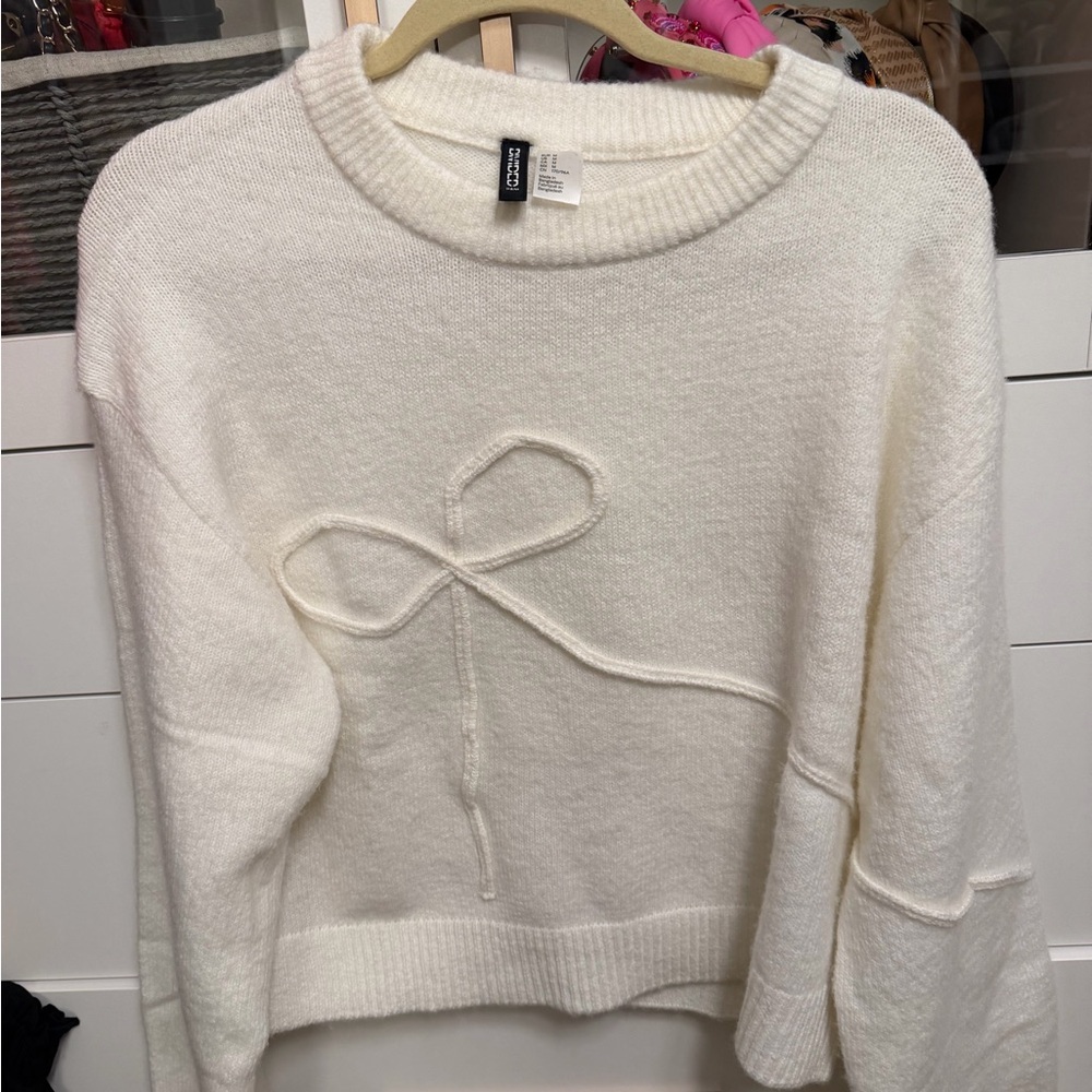 H&M Cream Crewneck Sweater with Raised Bow Detail - Picture 3 of 3